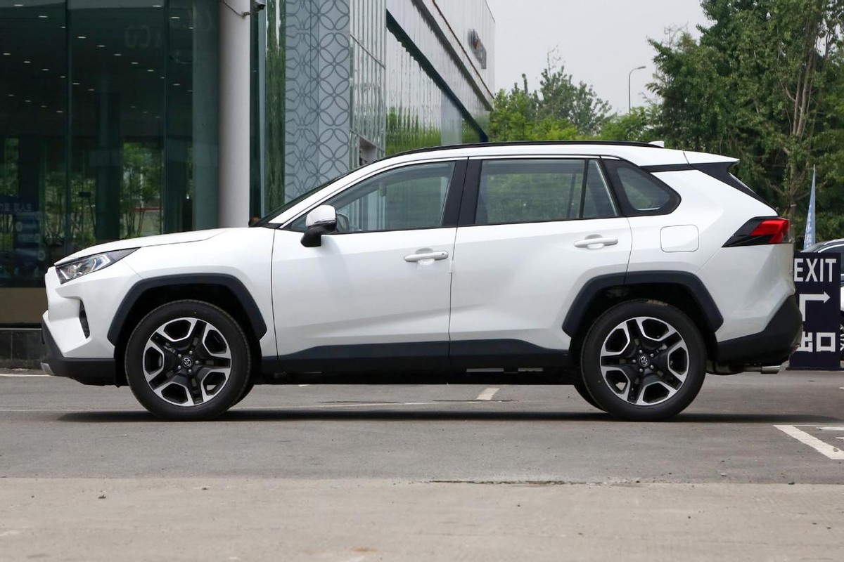 年销量超19万辆，17.58万起售，2种动力可选，解析丰田RAV4荣放