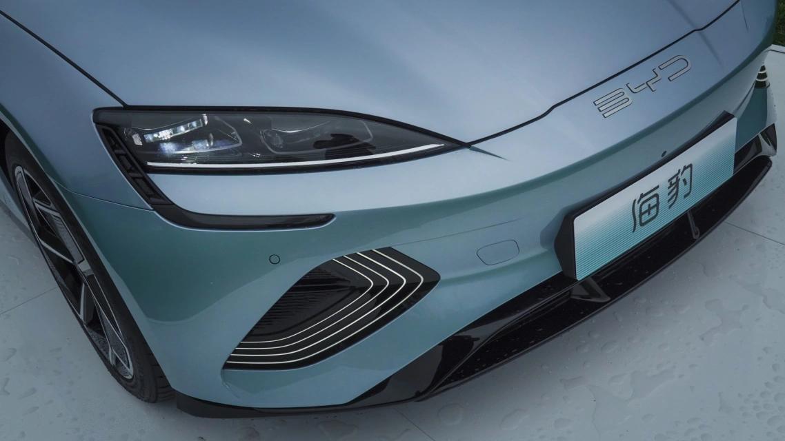 比亚迪海豹技术上的革新,比亚迪推出海豹是在和谁竞争