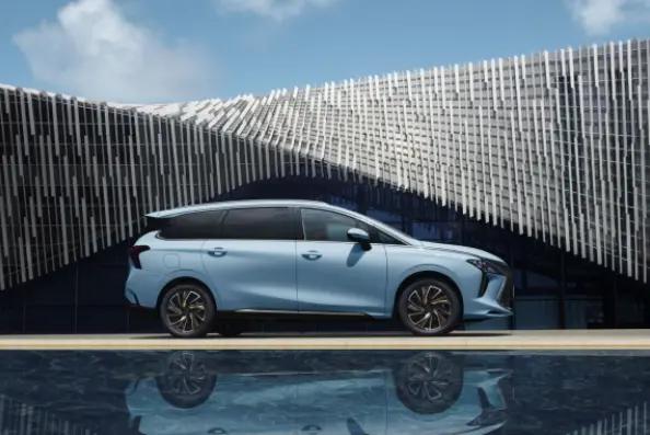 七座顶配豪华版风行游艇,中型mpv风行游艇多少钱