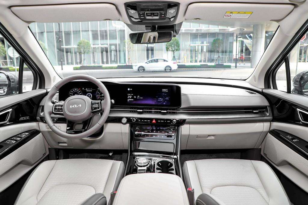 起亚四代嘉华mpv,全新嘉华mpv混动图