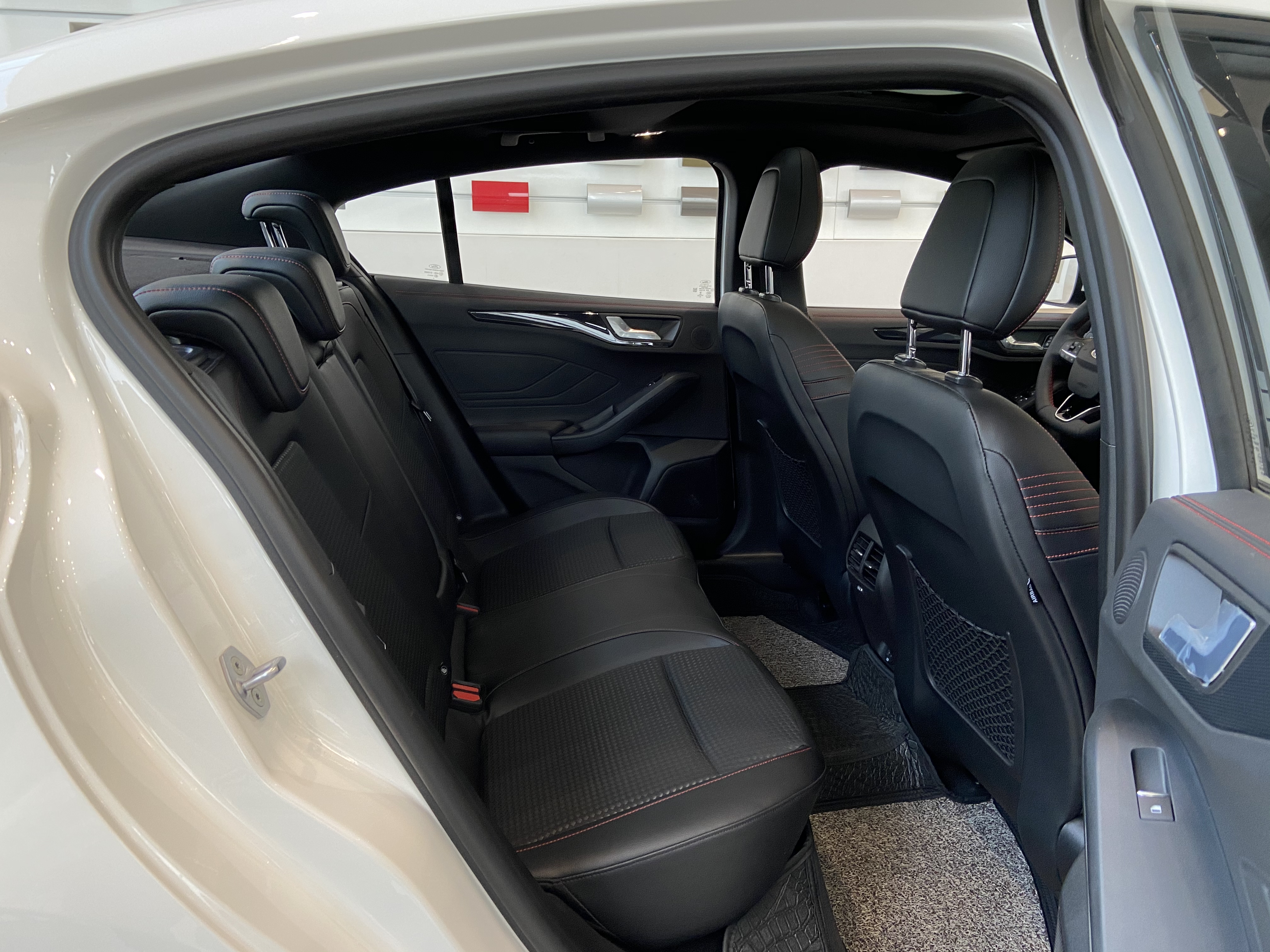 颜值在线的美式“钢炮”！运动属性拉满，实拍长安福特福克斯