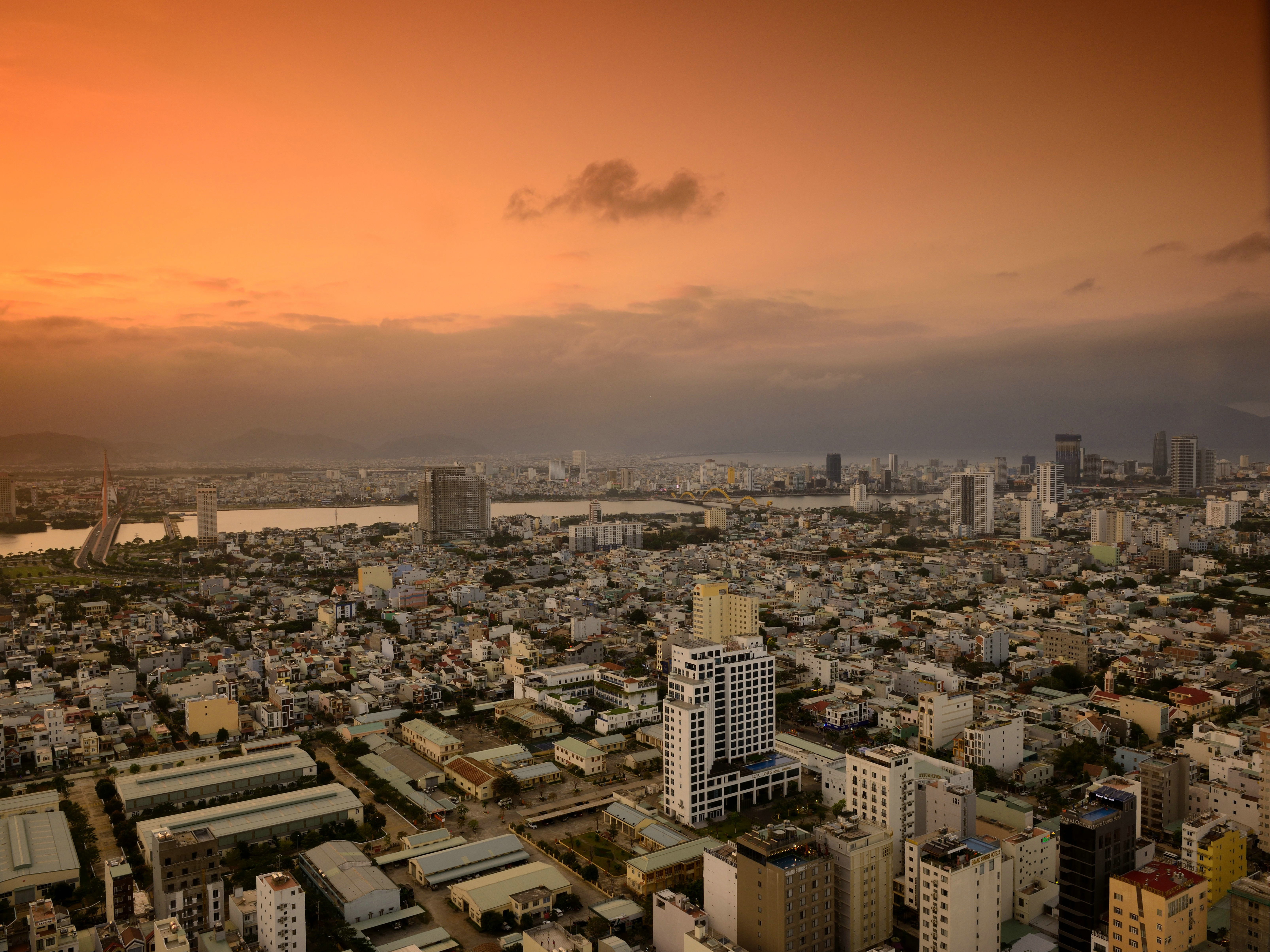 打卡越南岘港网红巴拿山佛手桥,越南岘港旅游网红打卡地
