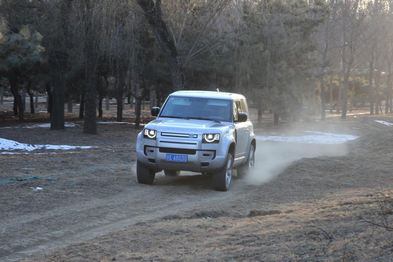 陈震试驾路虎卫士90,怎么优雅的上越野车