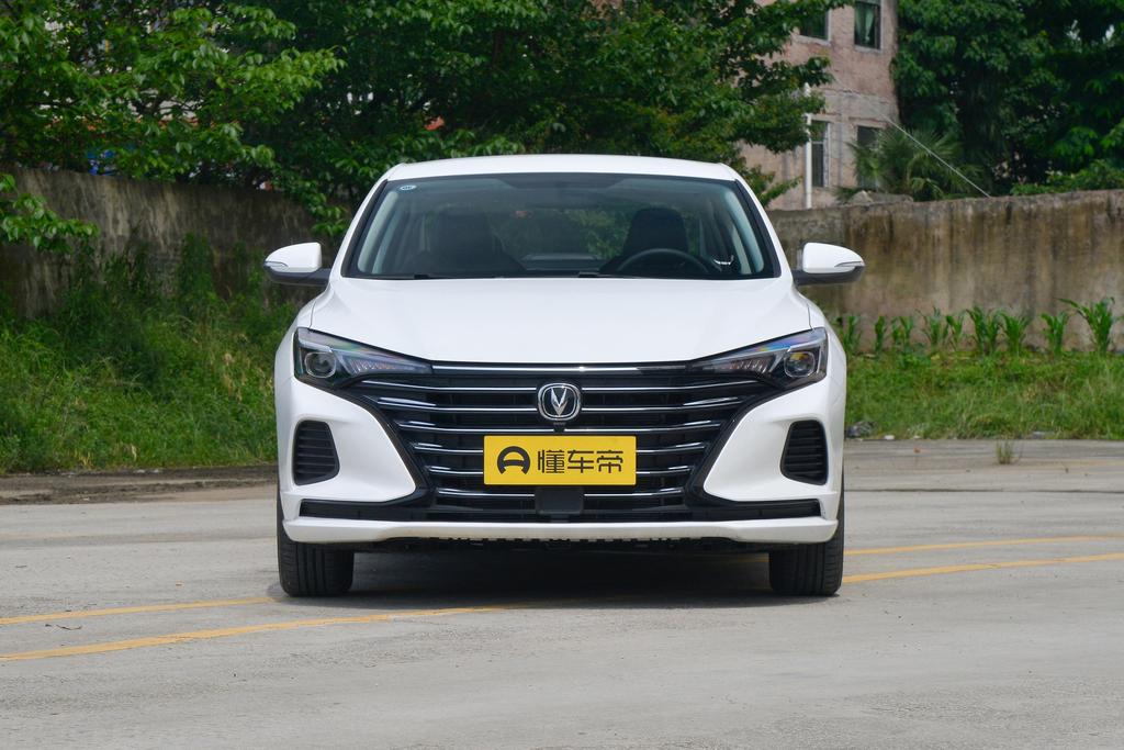 逸动的前保险杠区域,逸动plus20231.4t尊贵版前保险杠