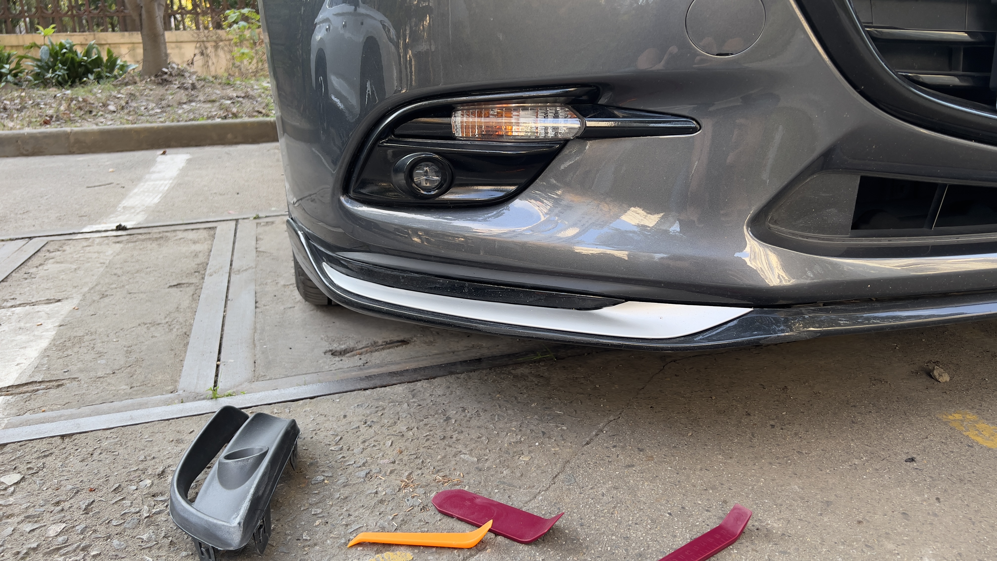 昂克赛拉改装前雾灯双色爆闪,昂克赛拉改装灯与原厂灯