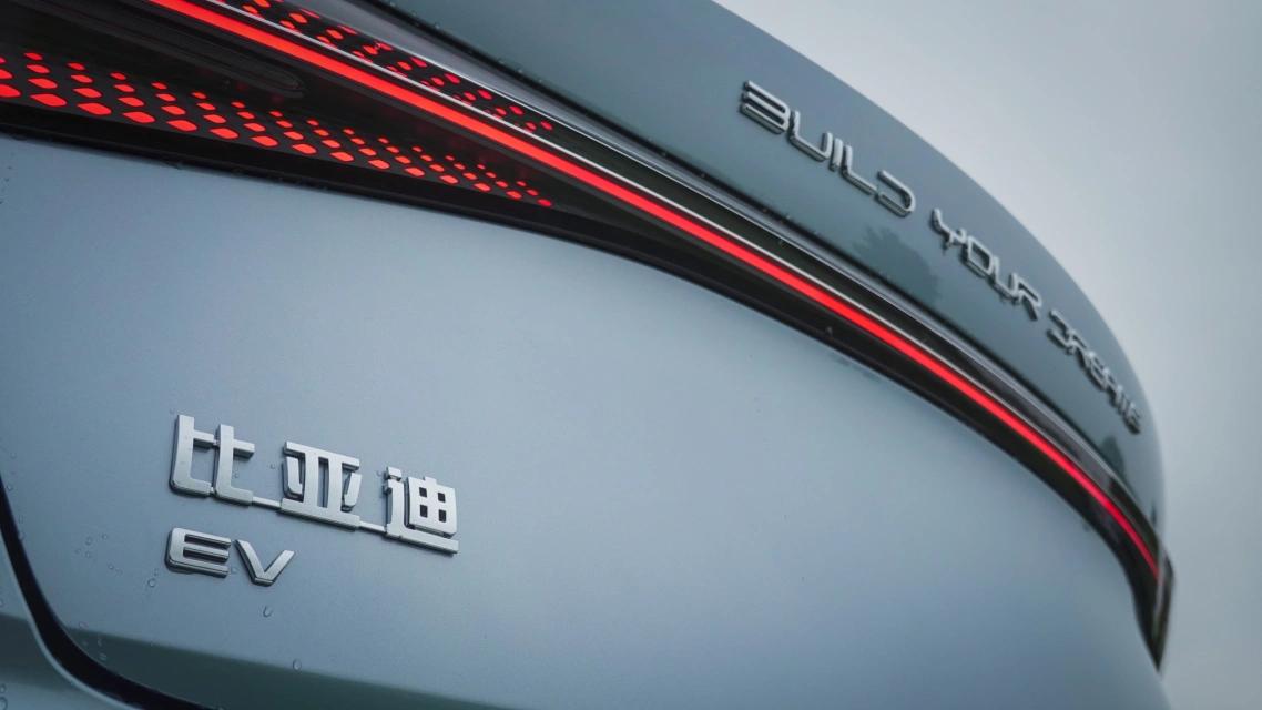 比亚迪海豹技术上的革新,比亚迪推出海豹是在和谁竞争