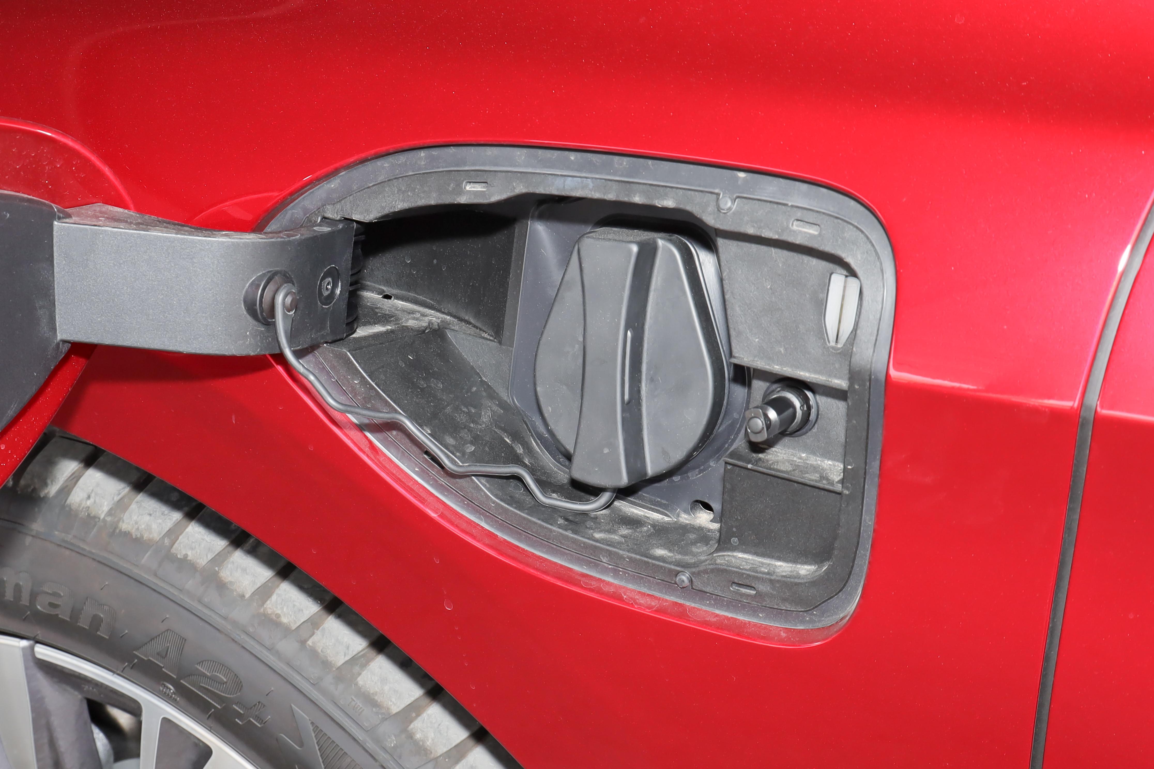 红旗新能源车e-qm5充满要多少钱,红旗e-qm5605km12w落地值得吗