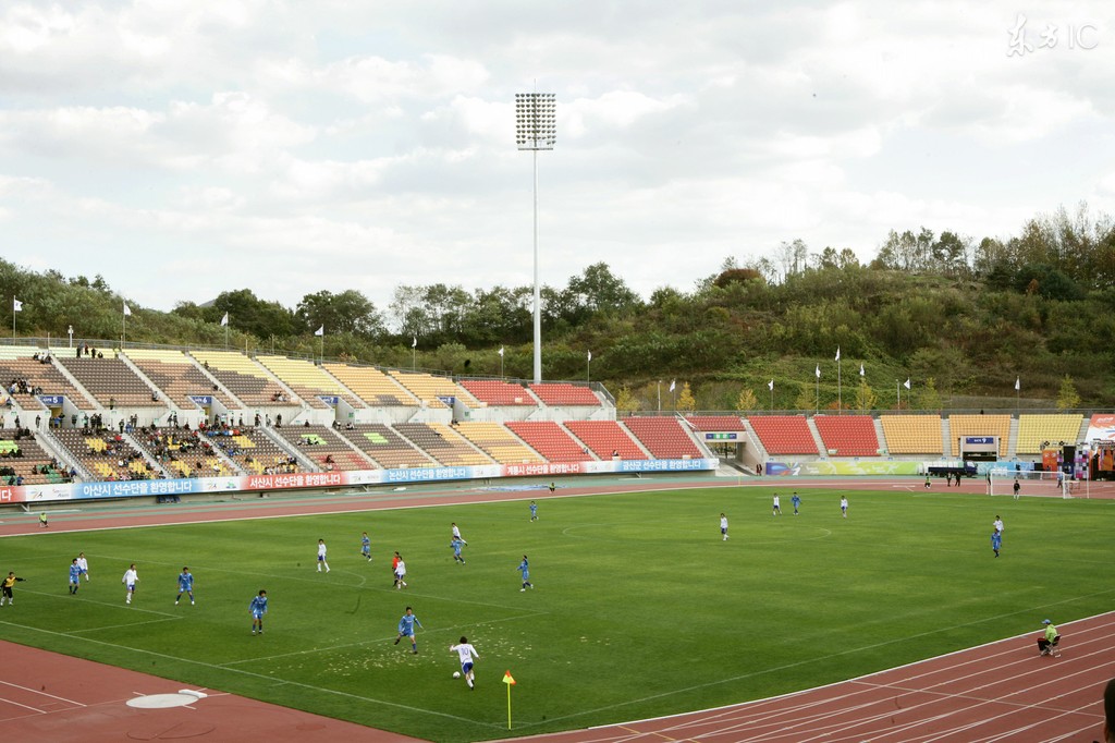 教练演示假摔,教练教球员假摔