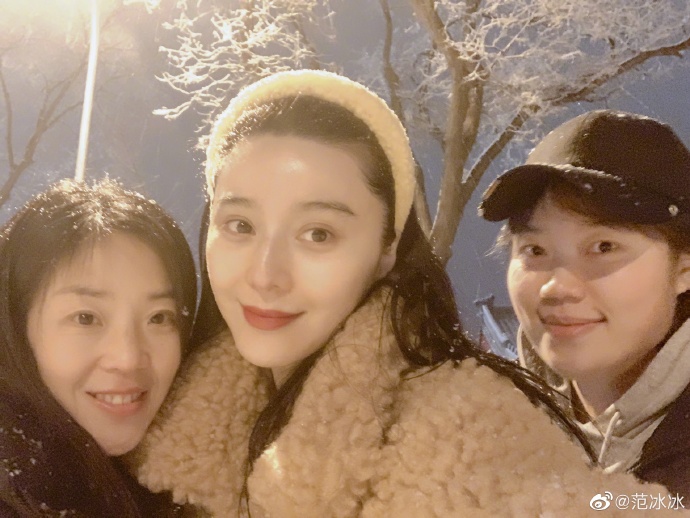 范冰冰疫情期间不忘护肤，发膜面膜*管双**齐下，称努力精致的一天