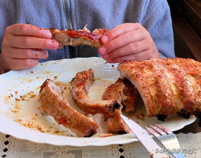 牙根已经黑了也松动了怎么拔掉,30多岁牙根都坏了怎么治