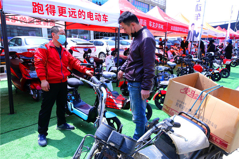 为了带老伴出去游玩方便两千多买了一辆两轮电动车