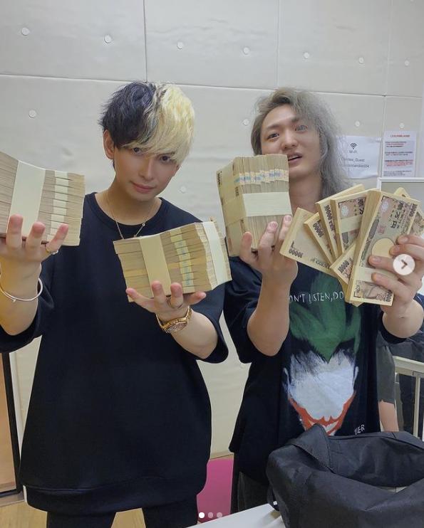 日本帅气第一网红买豪表炫富！全球仅一块，204万他全拿现金付