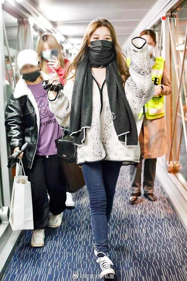 看何穗江疏影的穿搭,江疏影银色垫肩礼服