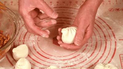 包子好吃诀窍牢记柔软筋道,包子捏不住老开口