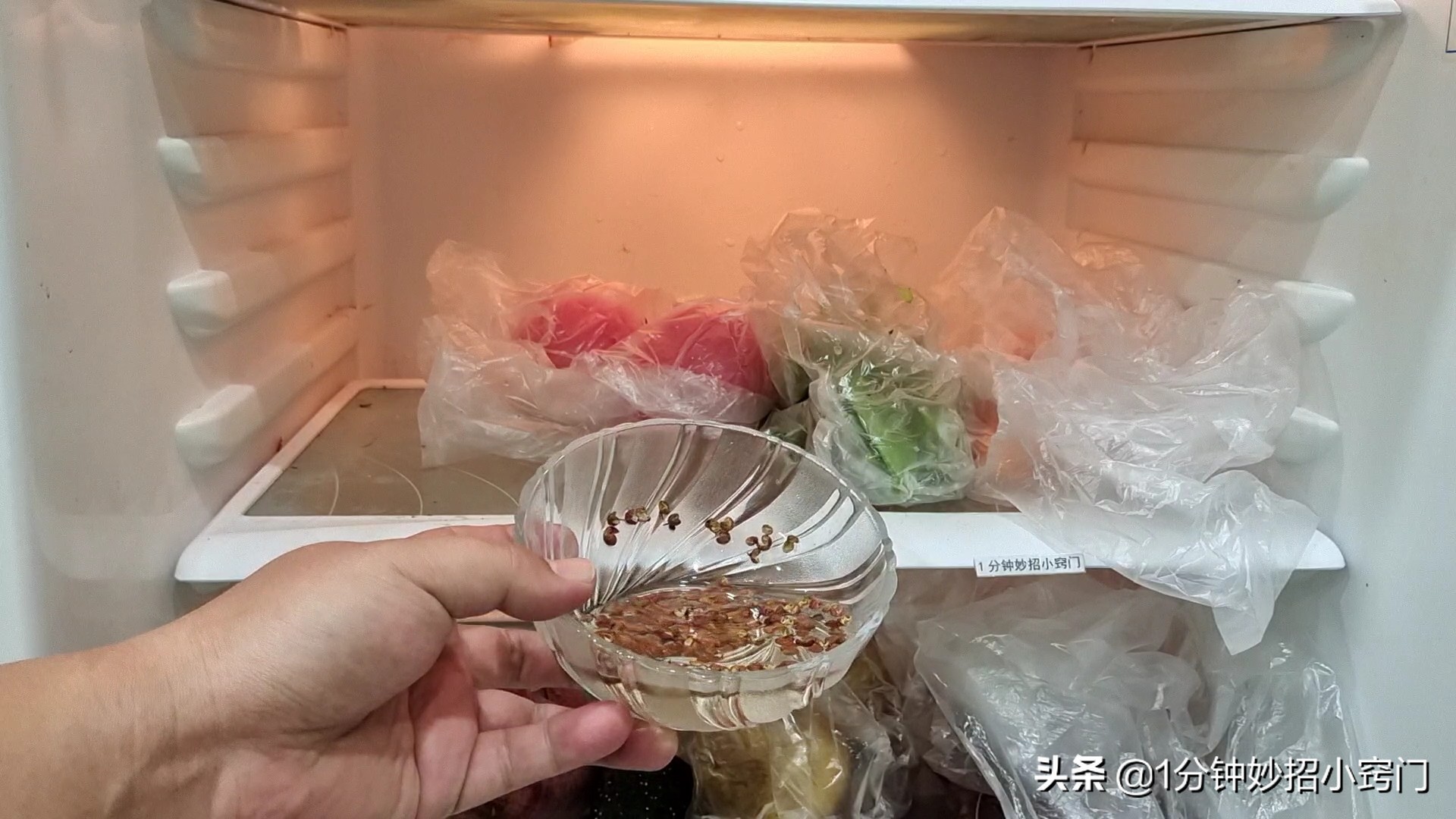 冰箱放卷卫生纸的妙用,冰箱里放一卷卫生纸