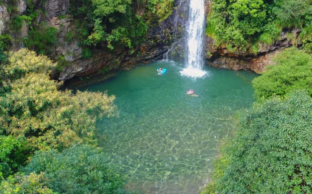 清远这座糖果色湖景汤泉别墅，私藏气派大瀑布和绝美草原！！