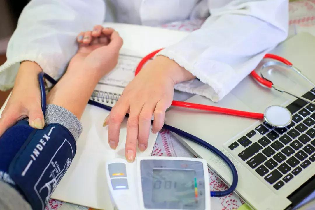 白大褂高血压青春期高血压常见吗,一进医院血压就飙升怎样解决