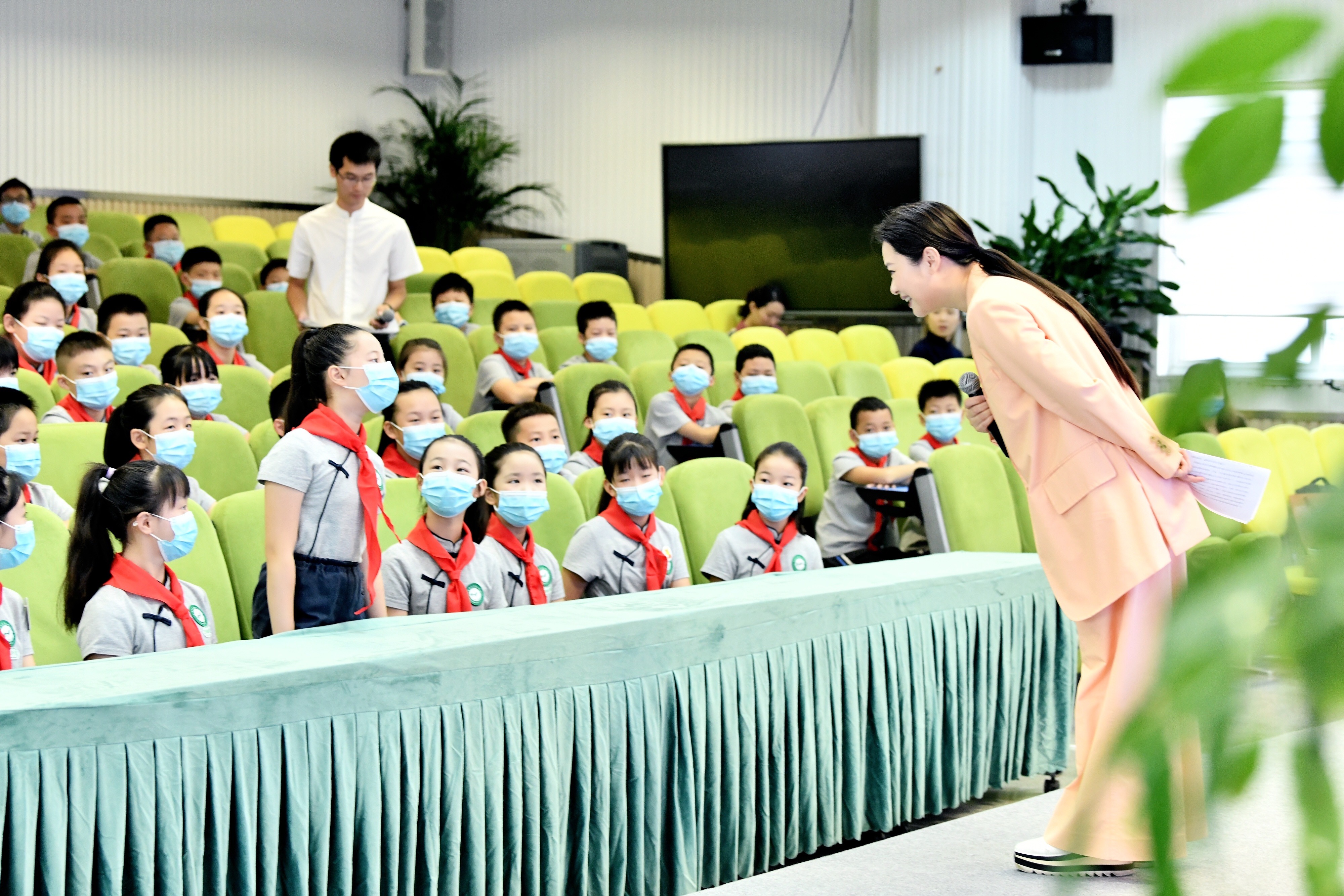 开学第一天，成都音乐家走进草小西区，分享重走长征路上的音乐故事