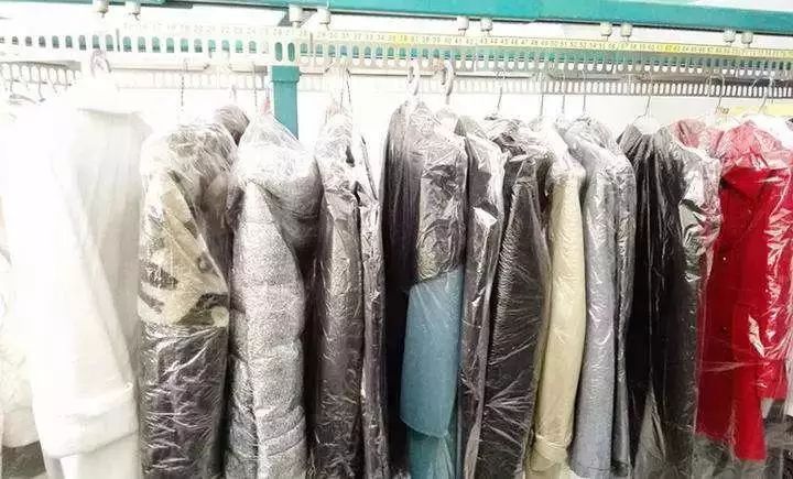 羽绒服有点黄怎么洗白,羽绒服又脏又油怎么洗