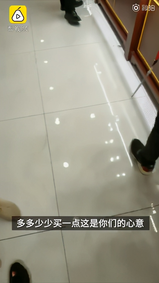 旅游团被导游买玉被骗,导游强迫买玉10000块