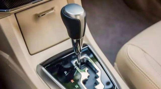 自动挡汽车无法挂挡怎么回事,自动挡锁死无法启动