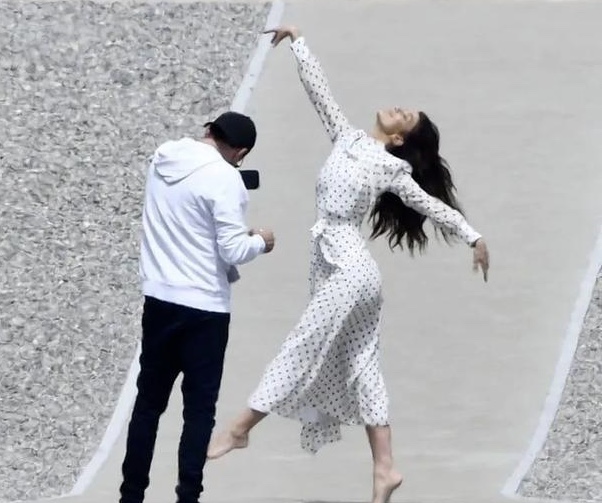 小李子穿卫衣年轻照片,小李子穿supreme卫衣