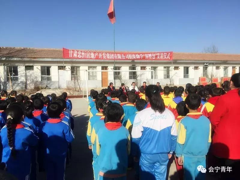 甘肃爱心企业持续向灾区捐赠活动,团县爱心志愿者捐赠物资