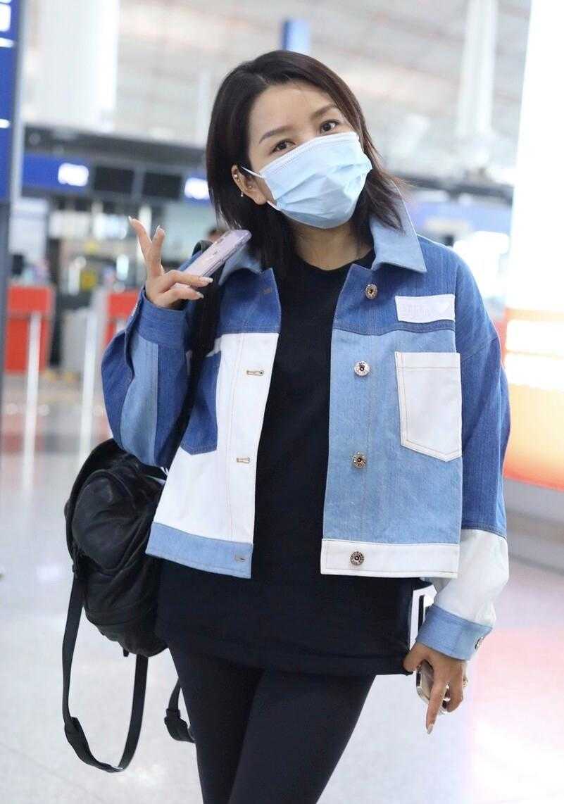 何洁运动裤机场穿衣搭配,何洁瘦身后太会穿了