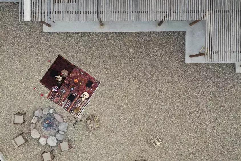 把泳池搬进沙漠,圈黄河做庭院,一个男人的西部世界,可以有多野