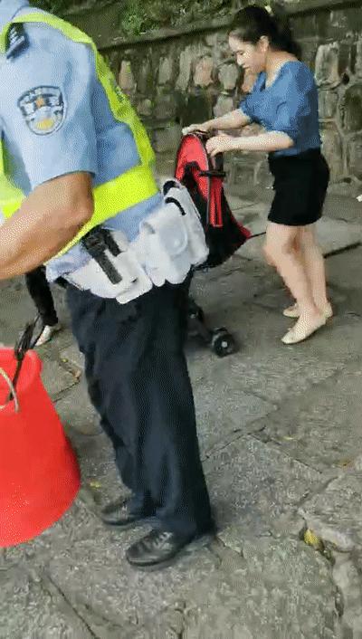 广州男子国庆穿“人字拖”来珠海沙滩游玩，一脚踩上钉子血流不止！家人急坏！