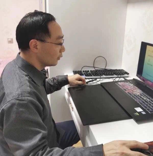 华侨城中学线上*党**旗红,*党**员示范当先锋