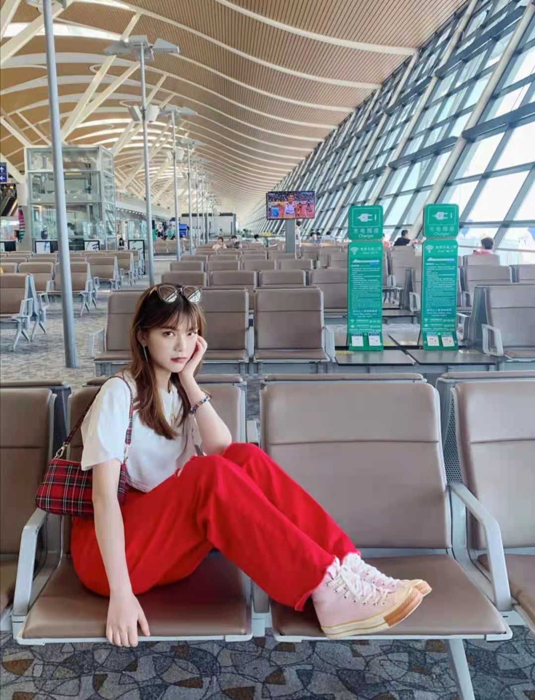 红色连体裤阔腿裤怎么搭配上衣,红色阔腿裤配什么颜色上衣好看