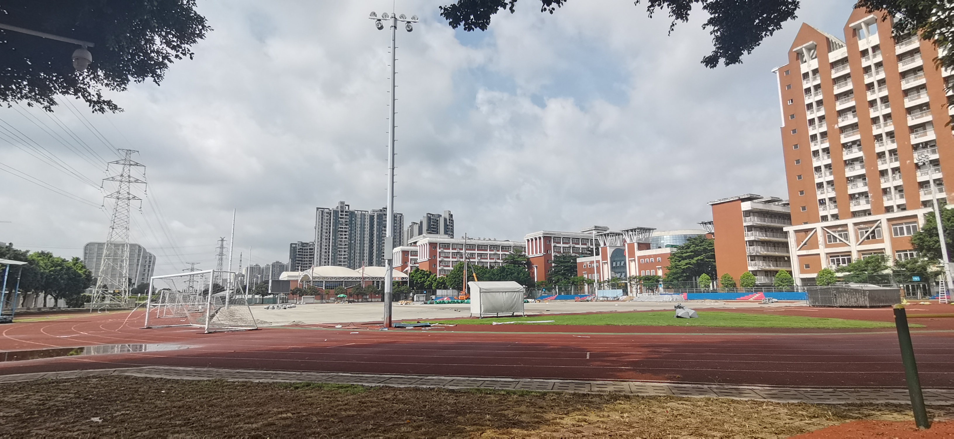 15米高的足球场灯怎么安装,15米高装多少瓦的路灯