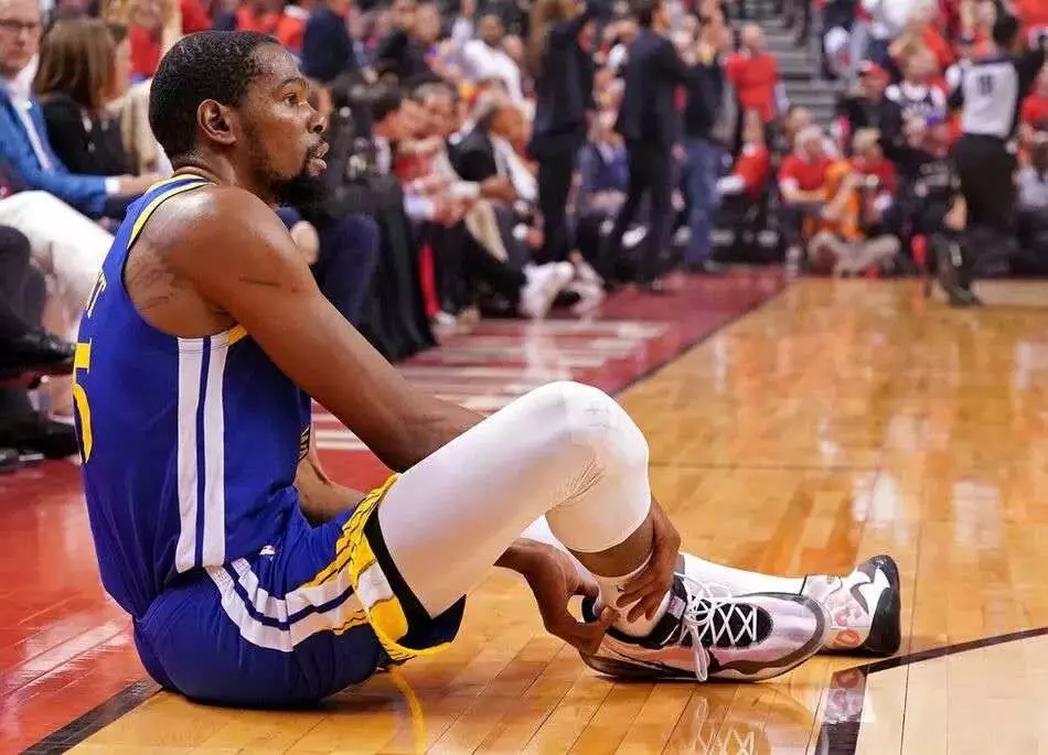 杜兰特受伤的脚为什么那么瘦,杜兰特的脚大了一些