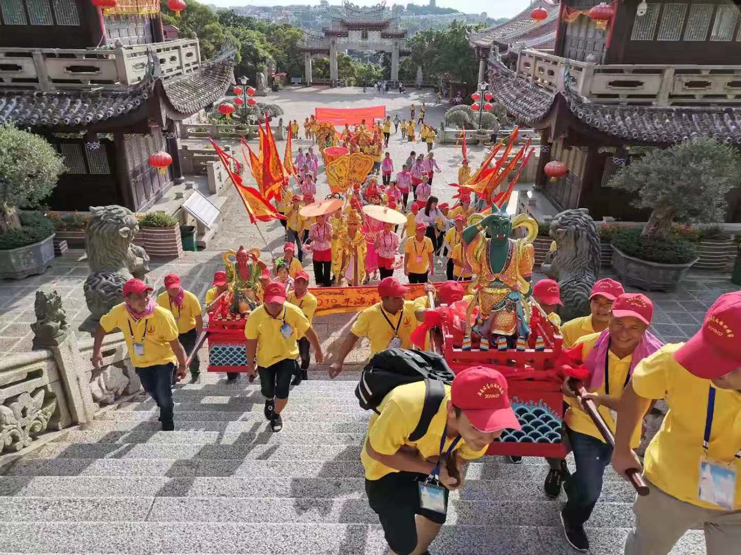 一群人前往湄洲岛,百人妈祖团队