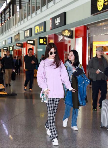 李菲儿穿衣随性,裹身款上衣显出好身材,配牛仔裤不系腰带也不掉