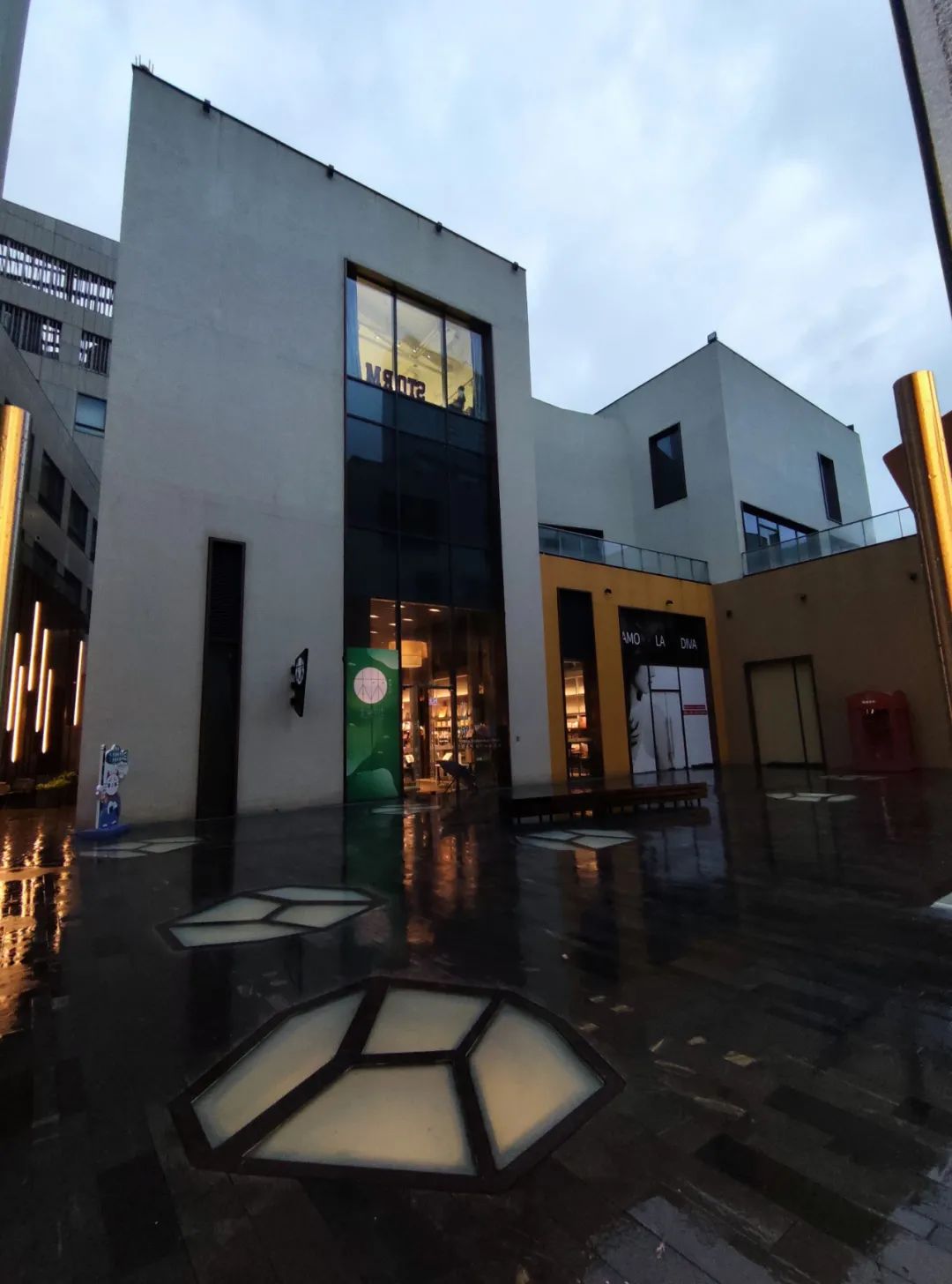 一家面临倒闭的书店,一家书店引起的血案