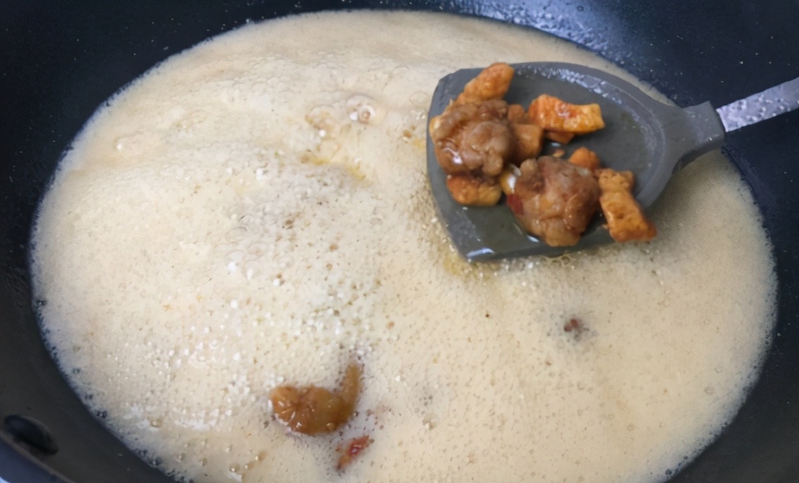 油炸后的油怎么处理可以变清澈,油炸剩下的油怎么使用