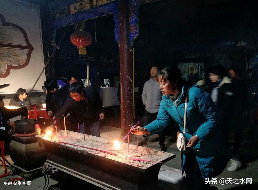 甘肃天水数万民众“上九朝观”祈福纳祥争烧头柱香！（组图）