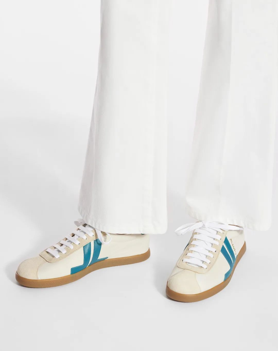 德训鞋奶油蓝白,白百何黑色德训鞋穿搭