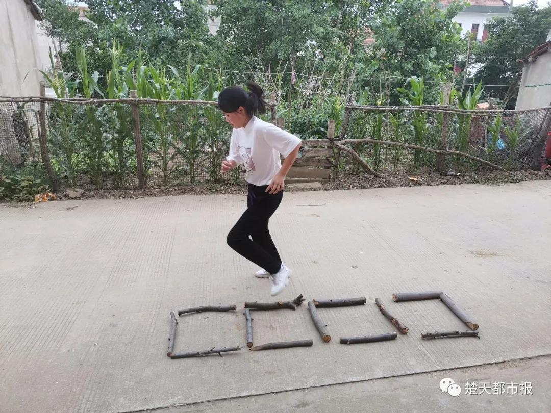 妗堟澘涓嬩笂缃戣,妗堟澘涓嬩笂缃戣鐨勫皬濂冲