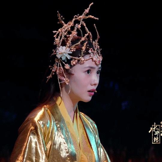 张艺谋到底有多宠刘浩存,刘浩存张艺谋悬崖之上采访