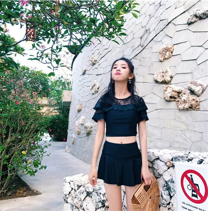 小姐姐真不害羞？穿黑色泳装玩街拍，尽秀完美身材