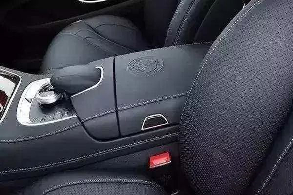 怎么分辨车内饰是不是真皮,汽车内饰真皮怎么辨别真假