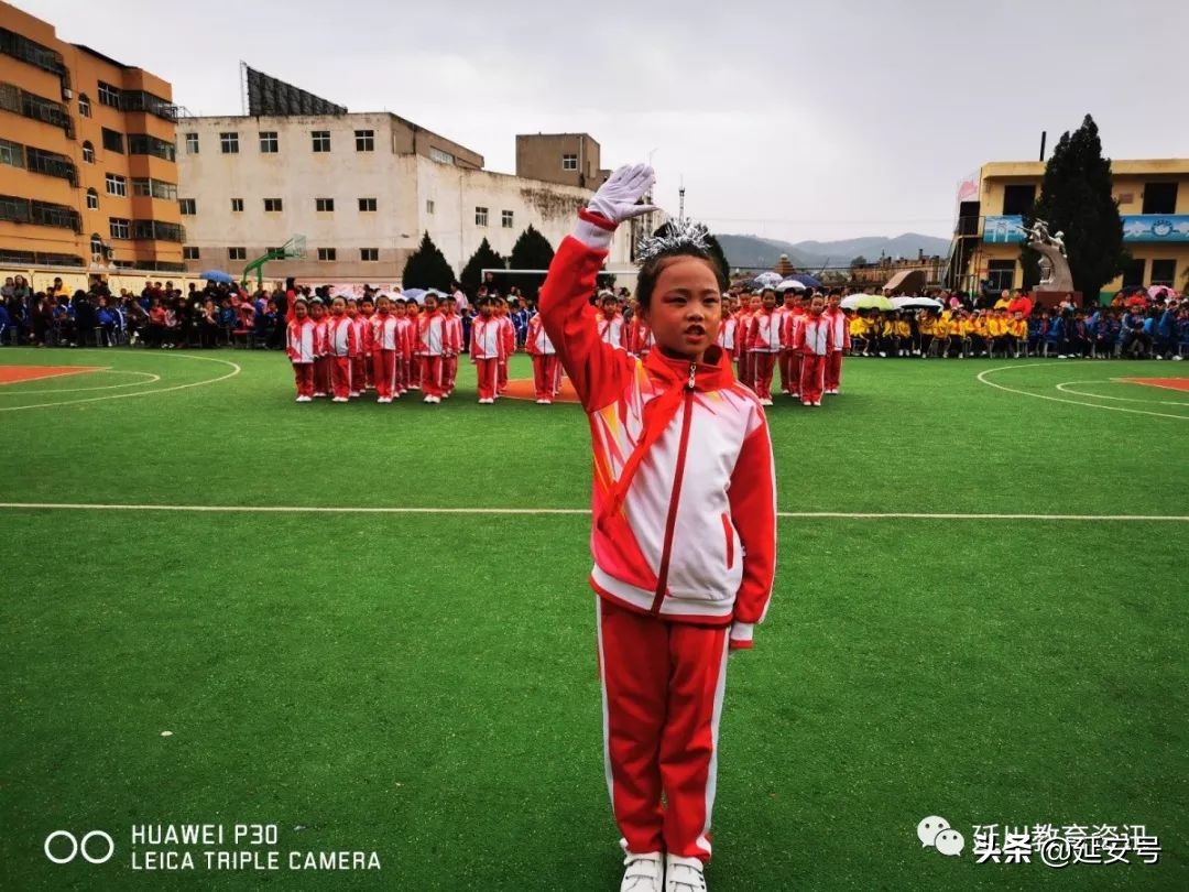 寒意袭人，红小娃却把口号声喊得震天响！
