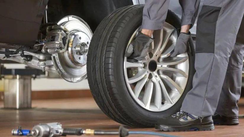 车轮胎侧面的小洞漏气了怎么办,汽车后轮胎有点漏气