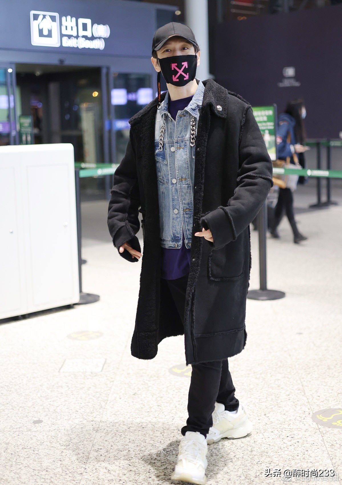 黄晓明休闲装搭配变身暖男,杨颖黄晓明棒球帽