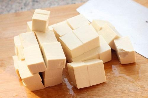 豆腐放一夜酸了,豆腐放一会就硬了吗