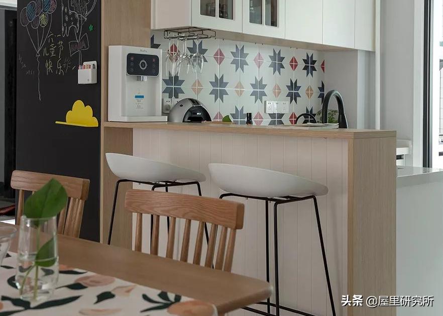 当90后女生遇到一个00后男生,当90后女孩遇到00后