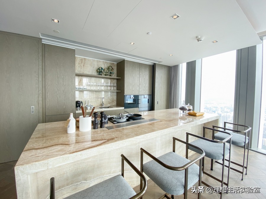 住在广州瑰丽酒店看外面风景,广州瑰丽酒店看到整个广州夜景